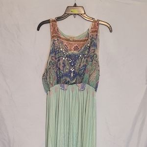 Ladies sleeveless long dress size med